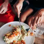 10 Excusas ingeniosas para escapar de una cena de empresa